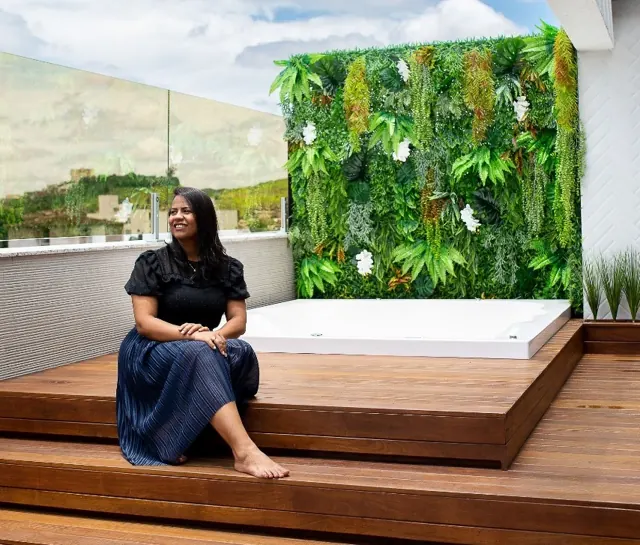 Lilian Peres em projeto de área externa com jardim vertical