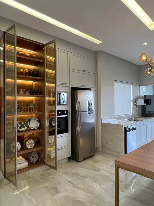 Cozinha com cristaleira - projeto de interiores Lilian Peres