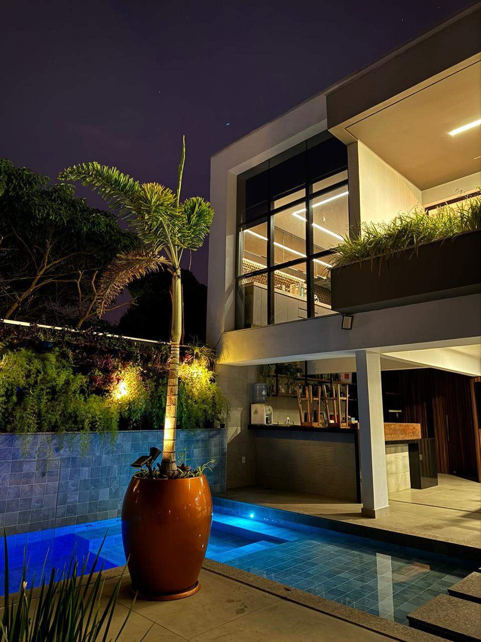 Projeto de sala de estar com painel de TV e iluminação