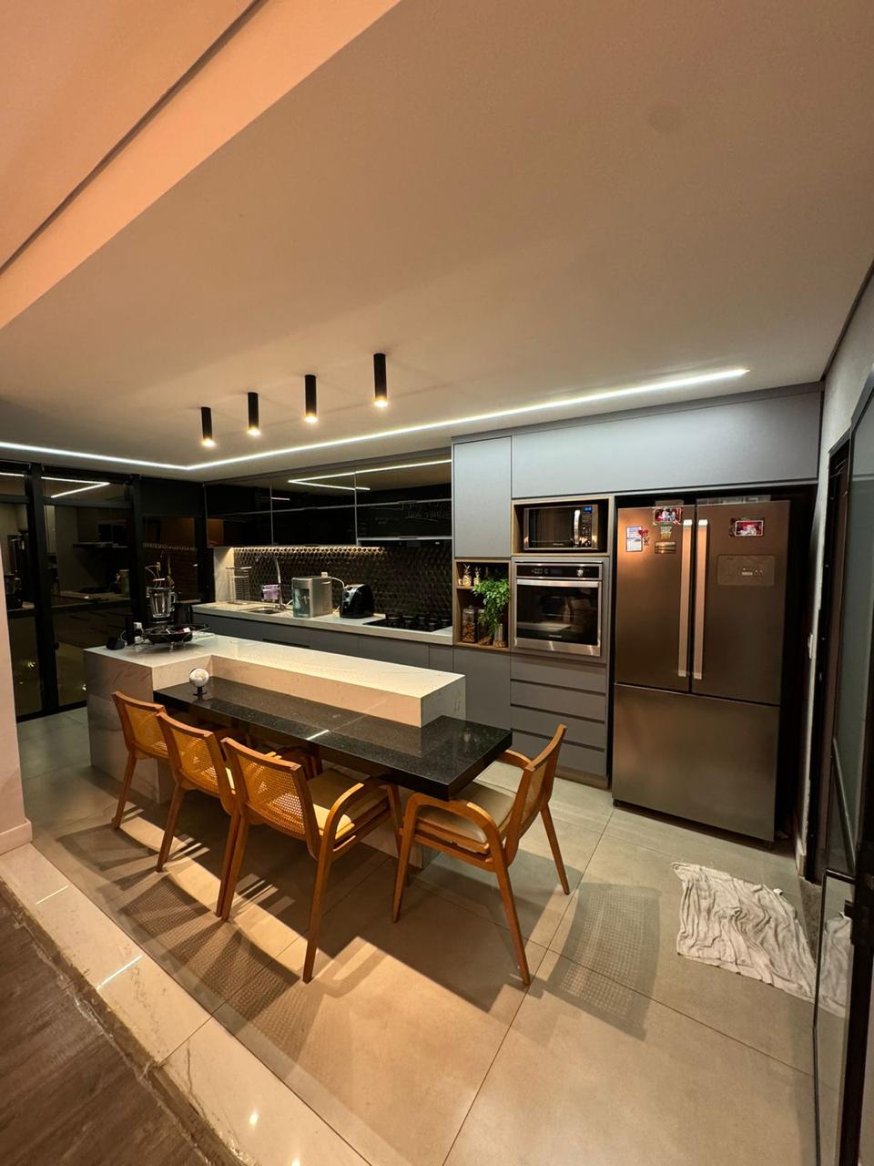 Vista da sala de estar mostrando sofá e decoração