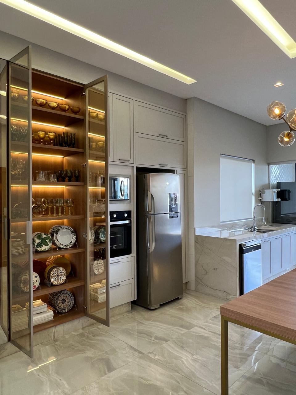 Projeto de quarto de casal com cabeceira estofada