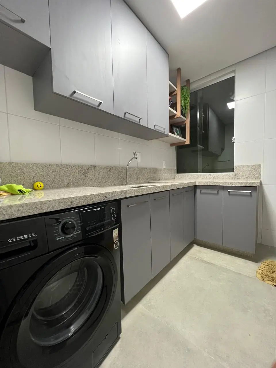 Outra vista do quarto de casal com iluminação