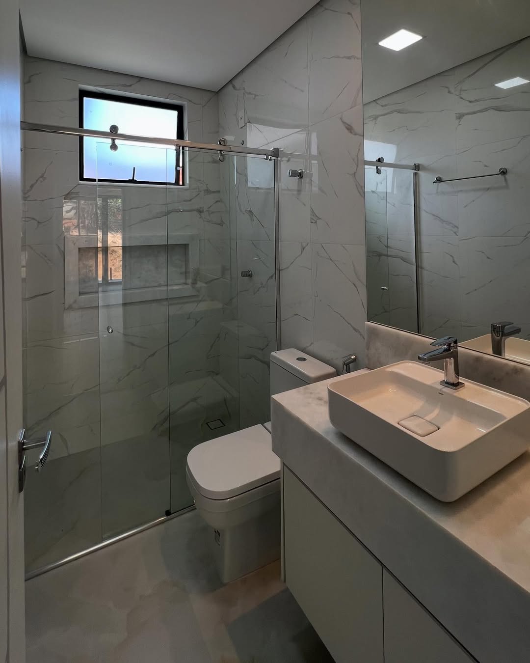 Projeto de banheiro moderno com pia esculpida